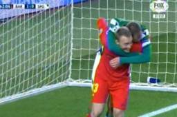 Jasper Cillessen y su compatriota Bas Dost durante el partido del Barcelona contra Sporting Lisoba en Champions League.