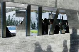 Los exdirectivos están acusados de pagar millonarios sobornos a exoficiales de la Conmebol y Concacaf a cambio de lucrativos contratos de transmisión.