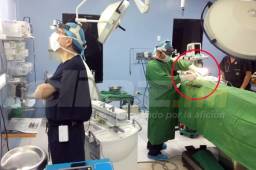 Momentos cuando los especialistas operaban ayer al delantero del Motagua y de la Selección de Honduras, Eddie Hernández. Foto DIEZ