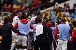 MEX61. CIUDAD DE MÉXICO (MÉXICO), 22/10/2013.- Jugadores del Alajuelense de Costa Rica celebran una anotación ante el América de México hoy, martes 22 de octubre de 2013, en un partido de la Copa de Campeones de la Concacaf realizado en el Estadio Azteca, en Ciudad de México (México). EFE/José Méndez