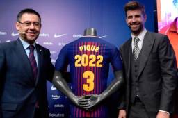 Piqué junto a Bartomeu durante el acto de renovación con el Barcelona.