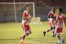 El defensor uruguayo Mathías Techera durante uno de sus duelos con el Vida. En el fondo Javier Portillo y Chestyn Onofre.