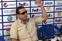 El Presidente del Motagua, Pedro Atala, se mostró muy molesto por todo lo que pasó en el estadio Nacional donde un aficionado invadió la cancha. Foto DIEZ