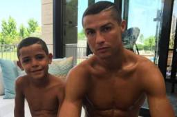 Cristiano Ronaldo junto a su hijo Cristiano Jr.