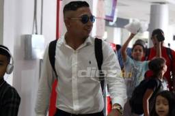 Emilio Izaguirre en el aeropuerto Toncontín antes de viajar a Glasgow para integrarse al Celtic de Escocia. Fotos Juan Salgado
