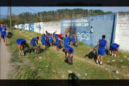 El momento en el que los jugadores del Real Juventud limpiaban las afueras del estadio Argelio Sabillón en Santa Bárbara. Foto Edward Fernández