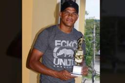 Rony Martínez posa orgulloso con el trofeo MVP de Ferretería Monterroso y DIEZ. Foto Neptalí Romero