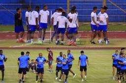 Ambos equipos en la cancha del estadio Olímpico.