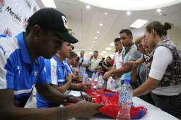 El delantero Carlo Costly estuvo presente hoy en una firma de autógrafos del Olimpia en la capital.