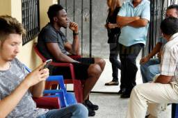 Maynor Figueroa se desplazó hasta Tela para dar el último adiós a Juan Carlos García. Foto Neptalí Romero