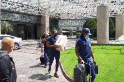 Los futbolistas Alberth Elis y Buba López cuando salían del hotel en Ciudad de México rumbo a Cuernavaca donde tomarán el vuelo que los trae a San Pedro Sula.