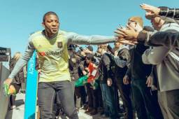 El portero hondureño Buba López saludando a los aficionados de Los Ángeles FC que llegaron al evento realizado por el equipo en la meca del cina. Foto cortesía LAFC