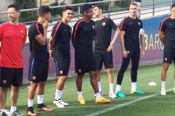 Choco Lozano comparte con sus nuevos compañeros en el Barcelona B. Foto Ferran Martínez