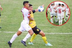 El mediocampista del Olimpia, Carlos Pineda, disputando la pelota con Jhow Benavídez del Real España durante el partido de la final.