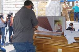 Diego Vázquez apareció a las 11:00 de la mañana para despedirse de su amigo y exentrenador.