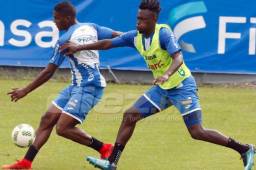 En el entrenamiento de Honduras Brayan Beckeles se bajó del avión muy temprano y entrenó con la Bicolor, recibe la marca de Alberth Elis. Foto Delmer Martínez