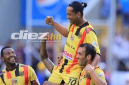 Ronaldinho fue el invitado estrella en el patido por la paz que disputó con Real España y Motagua.