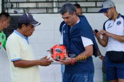 Diego Vázquez autografió el balón a uno de los aficionados que asistieron al Excélsior. (Foto cortesía Neptalí Romero)