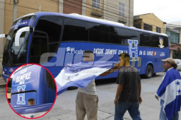 Así es el autobús que conduce a la Selección de Honduras por las calles de San Pedro Sula previo al partido contra Australia del próximo viernes. Fotos DIEZ