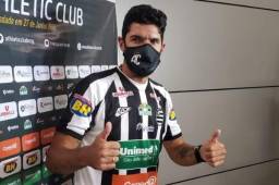 Sabatián 'Loco' Abreu todavía se resiste a colgar los botines y regresaría al fútbol uruguayo.