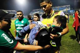 • Jordy Castro mientras rescataba niños que se estaban asfixiando por los gases.