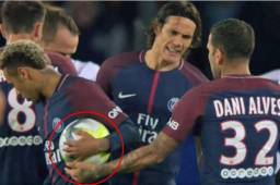 Daniel Alves explicó lo que sucedió en esas imágenes en la que se observa cómo le quita el balón a Cavani para dársela a Neymar.