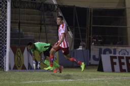 Carlos Meléndez celebra una de sus anotaciones de penal enfrentando al Olimpia.