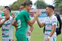Los futbolistas hondureños siempre suelen darse o chocar la mano antes de los encuentros; por el coronavirus se ha prohibido hacerlo. Fotos Neptalí Romero