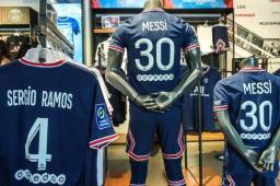Según AS, la camiseta de Mbappé no se encuentra en las dos tiendas más importantes del PSG en París.