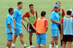 Amado Guevara girando las primera indicaciones al mando de la selección puertorriqueña. Foto El Huracán Azul Puerto Rico