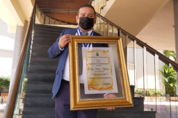 Nahún Aguilar, Jefe de Redacción de Diario Diez, se mostró muy feliz por el reconocimiento otorgado por el Congreso Nacional.