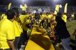 Jugadores del Real España le hiceron el pasillo a los de MOtagua,