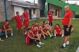 Wilmer Cruz dialoga con los jugadores del Real Juventud previo a un entrenamiento en el Argelio Sabillón.