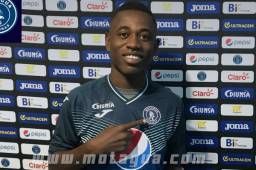 El defensor central Wesly Decas posando con la camisa del Motagua. El juvenil firmó por un año con los Azules. Fotos @Motaguacom