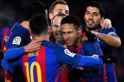 Neymar celebrando con sus compañeros del Barcelona.