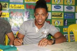 Víctor Moncada firmó contrato con el Juticalpa FC. FOTO: Redes sociales Juticalpa FC