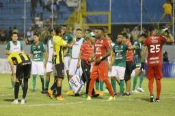 Los jugadores de Marathón le reclaman al árbitro Orlando Hernández tras sancionar el segundo penal a favor del Real España.