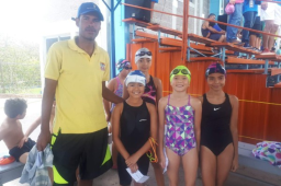 Las nadadores del club Tiburones de Honduras realizaron una destacada participación en el torneo de novatos.