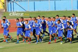 Los jugadores comenzaron haciendo unos minutos de trote en el engramillado del estadio. Foto: Neptalí Romero.