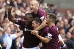 El delantero Kyle Lafferty es arropado por su compañeros tras darles el triunfo sobre el Celtic.