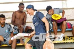 Los jugadores del Honduras Progreso le celebraron el cumpleaños a Nixon Duarte luego del entreno.