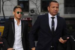 El padre de Neymar asegura que no se verá con ningún directivo del Barcelona para negociar el retorno del futbolista.
