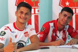 Los futbolistas argentinos del Vida, Lucas Lezcano (blanco) y Elías Garay (rojo) cuando firmaban su contrato con el conjunto ceibeño. Fotos cortesía Club Vida