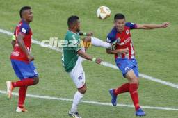 Mario Martínez en una acción donde le comete falta a Jonathan Paz. Foto: Neptalí Romero.