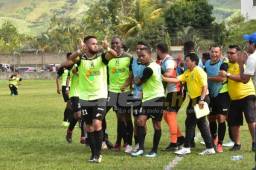 Jasón Sánchez celebra el gol que tiene ganando al Olancho FC.