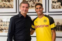 Achraf al momento de ser presentado como nuevo jugador del Borussia Dortmund de Alemania. Foto @BVB