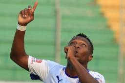 El futbolista ahora dedicará ss triunfos hasta el cielo.