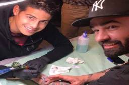 James Rodríguez tatuando el número 10 a su amigo Rodrigo Gálvez.