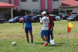 Luis Palma trabajando junto al fisioterapeuta en el entrenamiento del Vida de este martes.