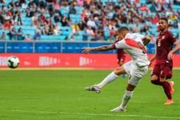 Paolo Guerrero, la gran figura de Perú, no logró perforar la portería venezolana defendida por Wuilker Faríñez.